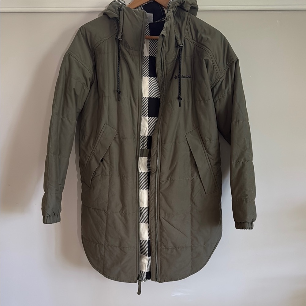 Columbia Green Puffer Jacket with Hood and Insulation